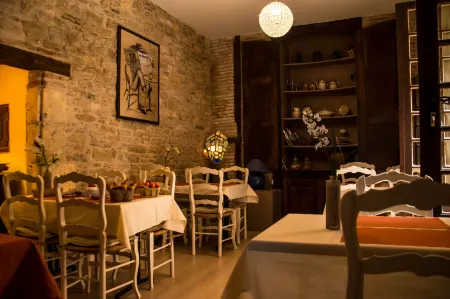 Hotel Raymond VII Отели в г. Вирак