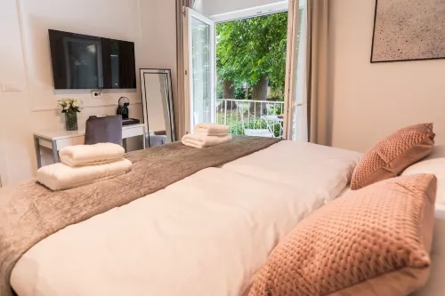 Luxury Rooms with Balcony - Bed and Breakfasts