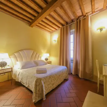 San Tommaso Hotels near Borgo Stretto Area