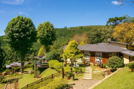 Pousada Varanda Das Colinas Отели рядом с достопримечательностью «Escola Mineira de Falcoaria»