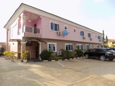 De Fellas Palace Hotel & Suites Hotels near KEC Plaza