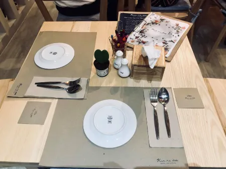 Kinnon Deluxe Hostel Coworking Cafe