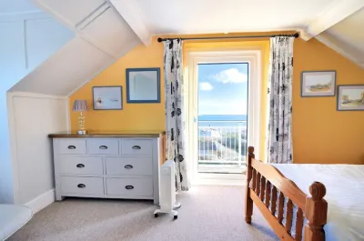 Tillicum Hotels in der Nähe von Charmouth Beach going West to Lyme Regis