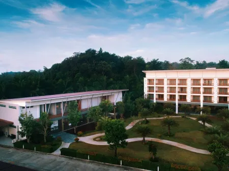 Nana Beach Hotel & Resort Отели рядом с достопримечательностью «Та Вуа Лаен Бич»