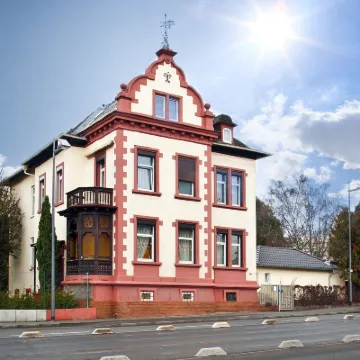 Arena Villa am Wasserpark Hotels near Bonames