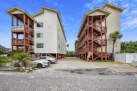 Cozy Holiday Hideaway, Sleeps 4! Steps to the Beach! Renovated 2021 Condo by RedAwning Các khách sạn gần St. Andrews State Park