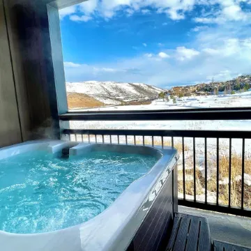 Luxury Condo Park City- Private Hot Tub, Near Ski Resorts, bike trails, & golf.