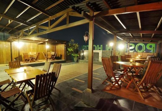 Pose In Hotel SoloOver view