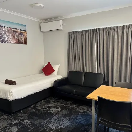 Lorne Apartments Отели в г. Гамильтон