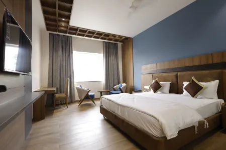 Nirvana Grand Hotel & Resort Отели рядом с достопримечательностью «Vishnupad Temple»