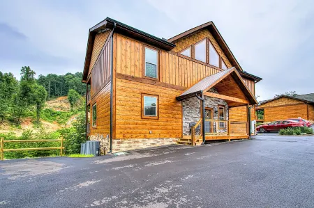 Luxury Brand New Cabin 5b 5.5ba with Arcade, Theater