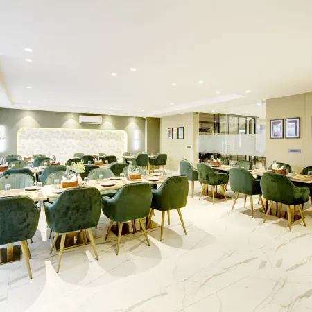 Saltstayz Premier - Galleria Market Road & Sector 27