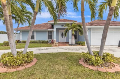 Gorgeous Lake Worth Beach House 4 Bedroom Home by RedAwning Các khách sạn gần Lake Worth Playhouse