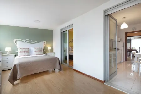 Espinho Retreat with Balcony Отели в г. Эшпинью