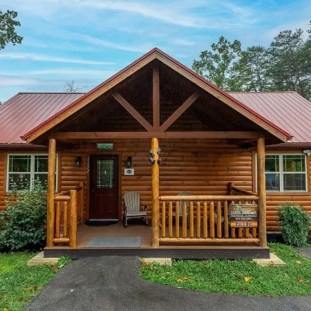 Foxes' Den Cabin with Private Hot Tub and Arcade Game by RedAwning