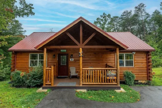 Foxes' Den Cabin with Private Hot Tub and Arcade Game by RedAwning