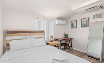 Foothills LA Hideaway Patio Lounge Work-friendly