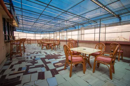 Alma Hotel Отели в г. Olooloitikosh