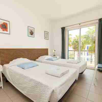 B06 - Top-Floor Marina 2 Bed Apartment Rooms