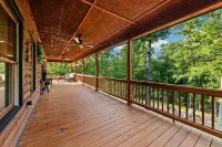 Unique Cabin! Close to Blue Ridge GA and Murphy NC. Hot Tub Has an Amazing View.