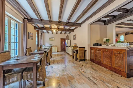 Logis Hotel de La Corniche Отели в г. Брест