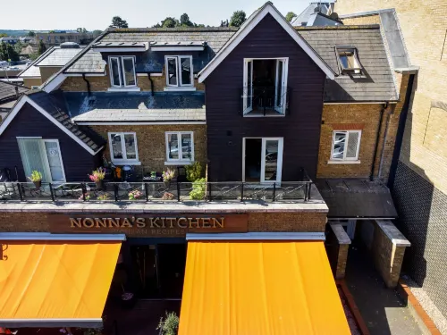 Velvet 1-Bedroom Penthouse, Clockhouse, Hoddesdon Hotels in Hoddesdon