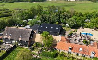 Cozy Holiday Home in Vrouwenpolder Close to the Beach