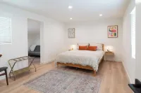 Central Thousand Oaks retreat close to shops & eats!