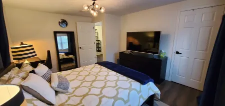 3-bedroom Modern home in welcoming Topeka with WiFi, AC Отели в г. Топика