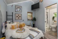 Spend Christmas at This Cozy Boho Hideaway • Jacuzzi, Fire Pit & Close to Brp”