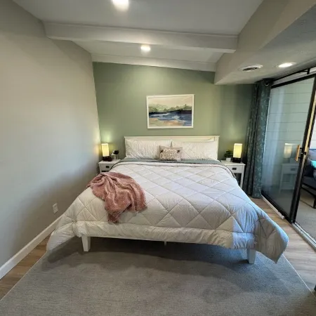 Perfect Lakeside Getaway - Renovated condo with ALL the amenities + Laundry!