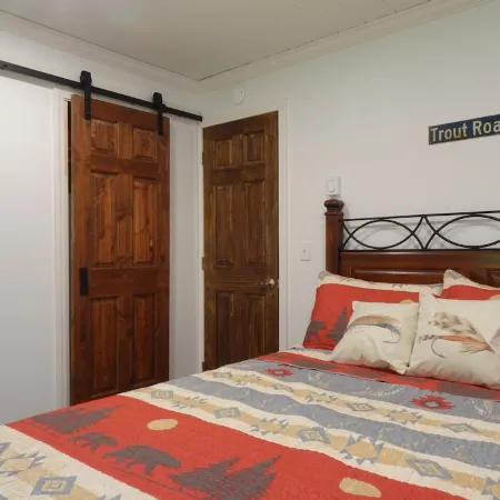 3 bedroom cabin in Chestertown with hot tub, fireplace, fire pit, wifi, and more