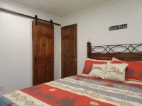 3 bedroom cabin in Chestertown with hot tub, fireplace, fire pit, wifi, and more