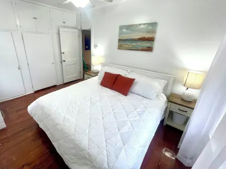 Charming Coastal Cape Cod w/ King Bed, Bikes, & Game Room near Downtown Beach Отели в г. Вермилен