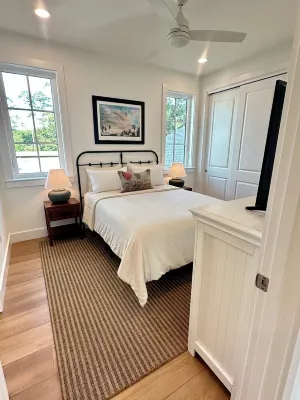 Modern Carriage House in East Hill