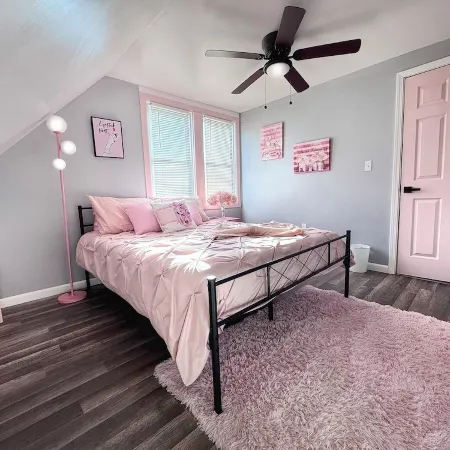 Pink Paradise! Cozy Getaway near SU!