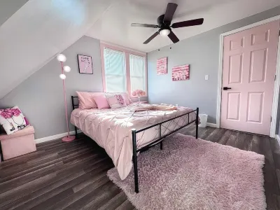 Pink Paradise! Cozy Getaway near SU!