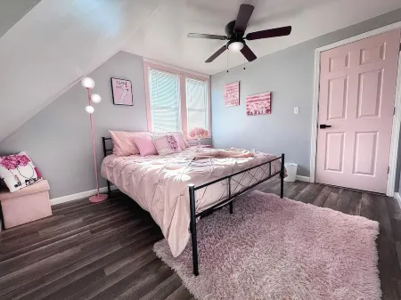 Pink Paradise! Cozy Getaway near SU! Отели в г. Сиракьюс