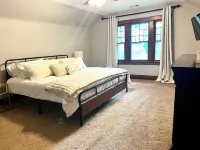 Walk Downtown, Charming 3 Br -2 King Beds, Porch, Fire Pit, Theatre, Fenced Yard