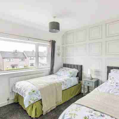 3 Bed House - Sleeps 5 - Parking - Garden - Wifi Rooms