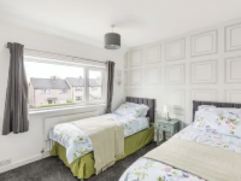 3 Bed House - Sleeps 5 - Parking - Garden - Wifi Hotels in Blackburn