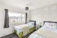 3 Bed House - Sleeps 5 - Parking - Garden - Wifi Hotels in Blackburn