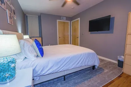 Boathouse Suite - CLE Flats River - Free Parking - 24/7 Gym Отели рядом с достопримечательностью «Зал славы рок-н-ролла»