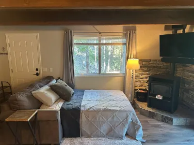 Cozy Peaceful Cabin in the Woods of Mi-Wuk Village.