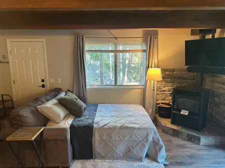 Cozy Peaceful Cabin in the Woods of Mi-Wuk Village.