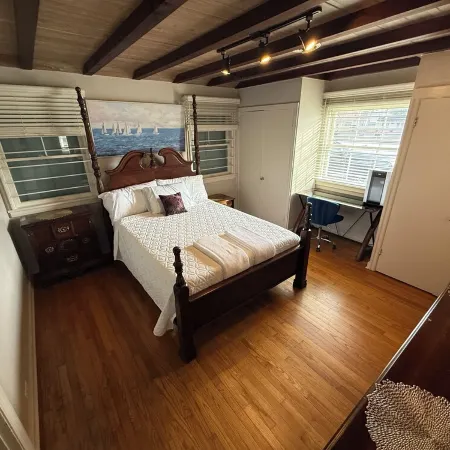 New- House in Gorgeous Melbourne Downtown on Main Street.