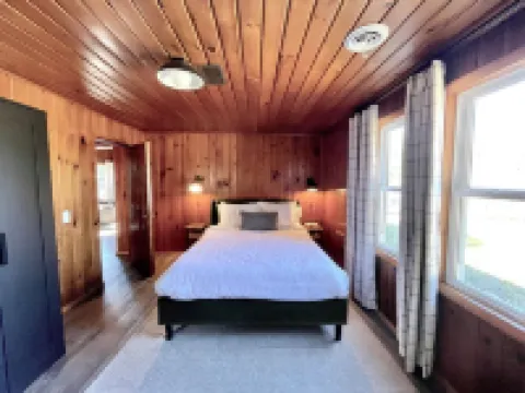 Modern Cabin Higgins Lake; Walk to Hiking, XC Ski, River, Town, Near Golf + Orv