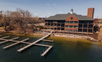 Shoreline Hotel