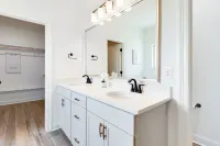 Charming 4-bedroom house with WiFi and AC in welcoming Gonzales Hotels in der Nähe von Michael Kors Outlet