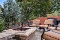 Hot Tub, Fire Pit, Koi Pond and Landscaped Gardens - Charming Historical Oasis Hotel a McCandless Township